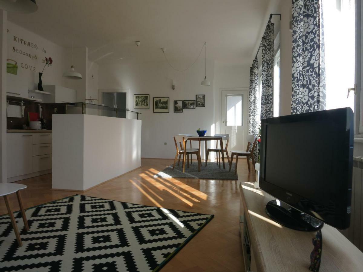 The Riverside Apartment - Downtown Szarajevó Kültér fotó